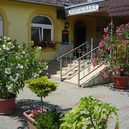 Patyi Etterem Es Hotel Bögöte Екстериор снимка