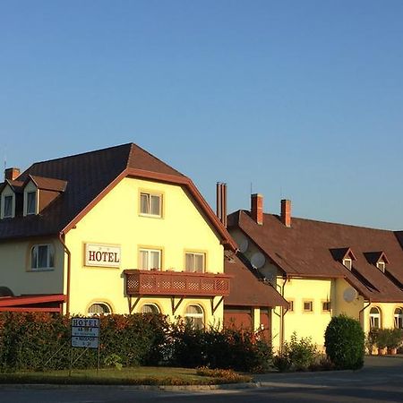 Patyi Etterem Es Hotel Bögöte Екстериор снимка