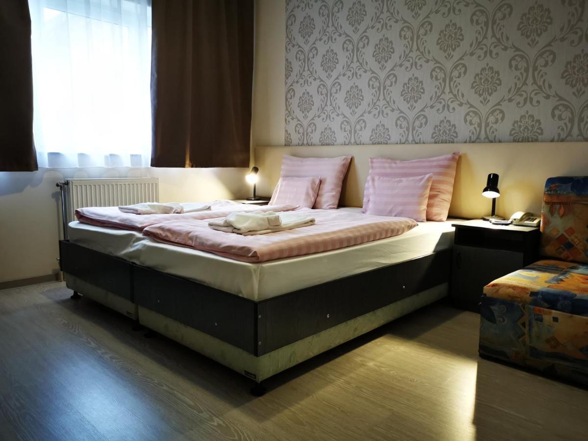 Patyi Etterem Es Hotel Bögöte Екстериор снимка