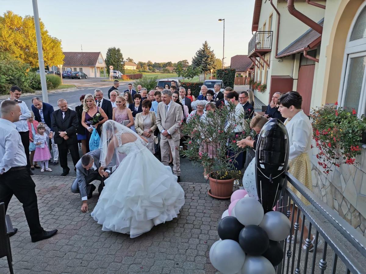 Patyi Etterem Es Hotel Bögöte Екстериор снимка