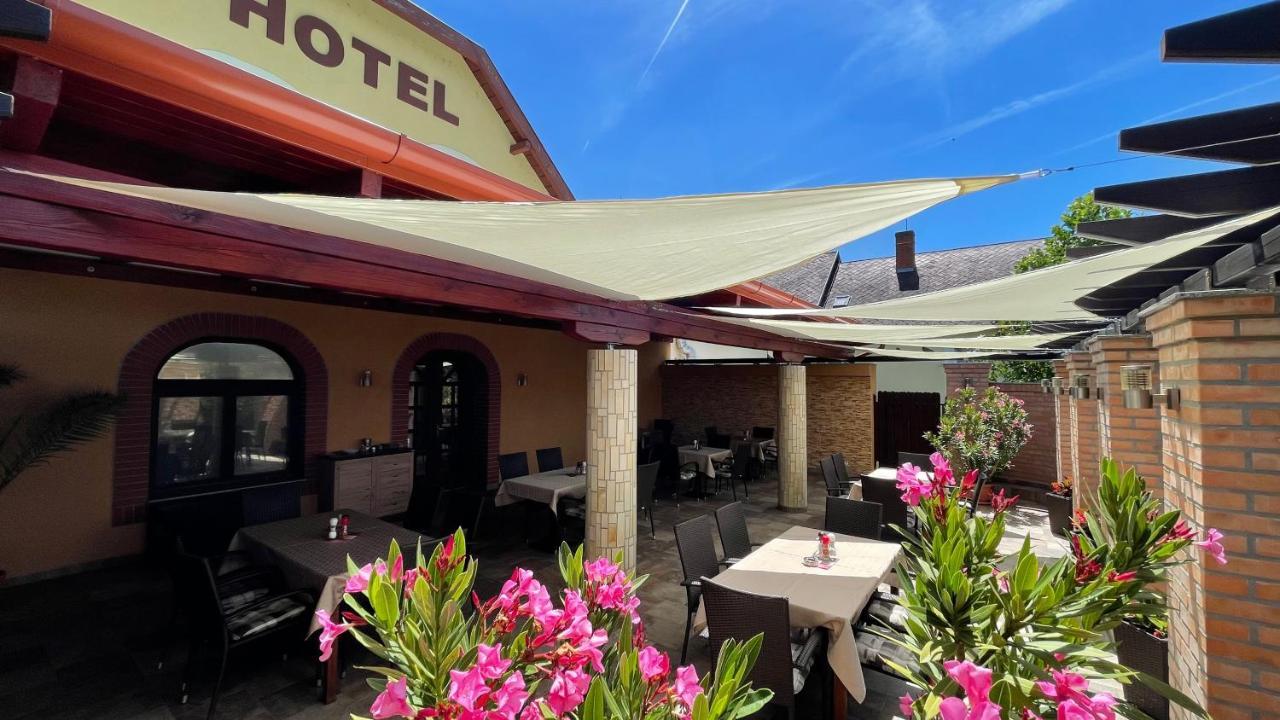 Patyi Etterem Es Hotel Bögöte Екстериор снимка