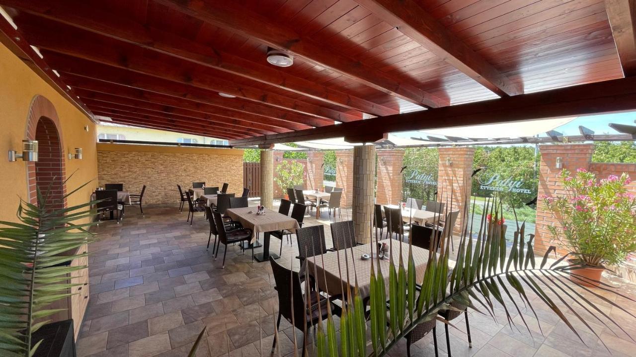 Patyi Etterem Es Hotel Bögöte Екстериор снимка
