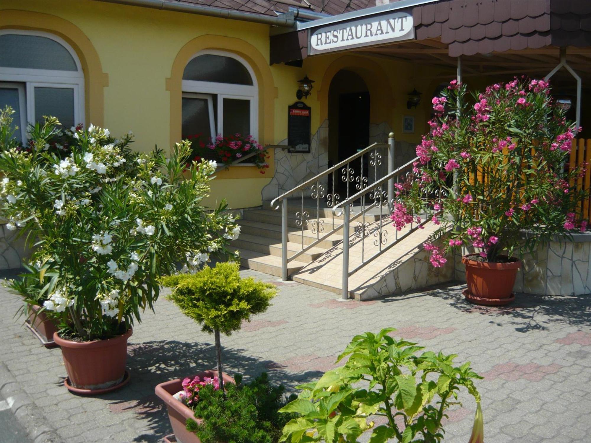 Patyi Etterem Es Hotel Bögöte Екстериор снимка