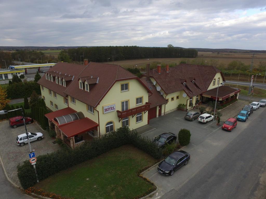 Patyi Etterem Es Hotel Bögöte Екстериор снимка