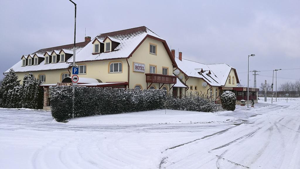 Patyi Etterem Es Hotel Bögöte Екстериор снимка