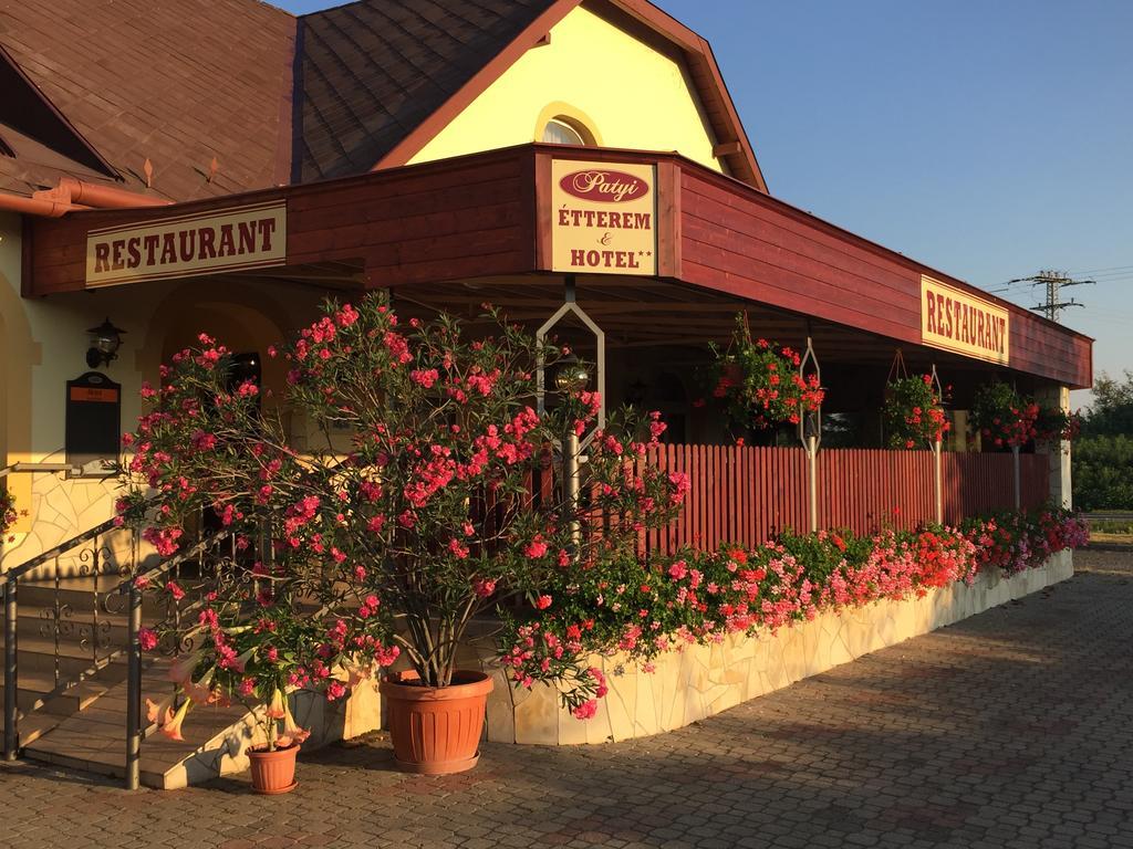 Patyi Etterem Es Hotel Bögöte Екстериор снимка