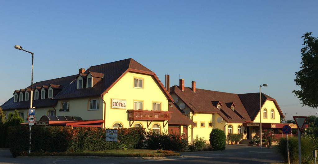 Patyi Etterem Es Hotel Bögöte Екстериор снимка