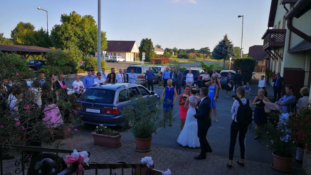 Patyi Etterem Es Hotel Bögöte Екстериор снимка