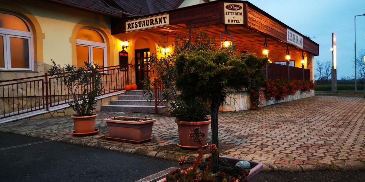 Patyi Etterem Es Hotel Bögöte Екстериор снимка