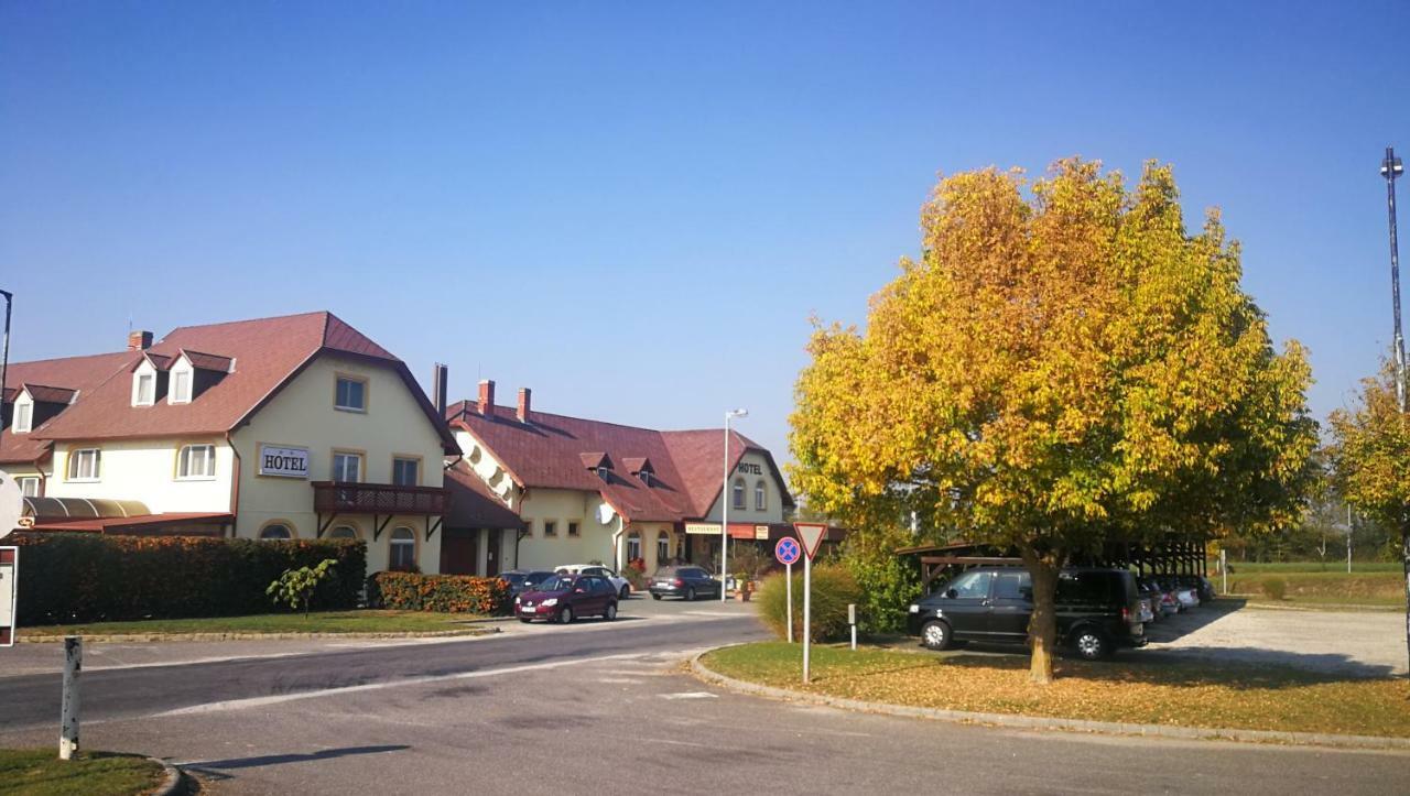 Patyi Etterem Es Hotel Bögöte Екстериор снимка
